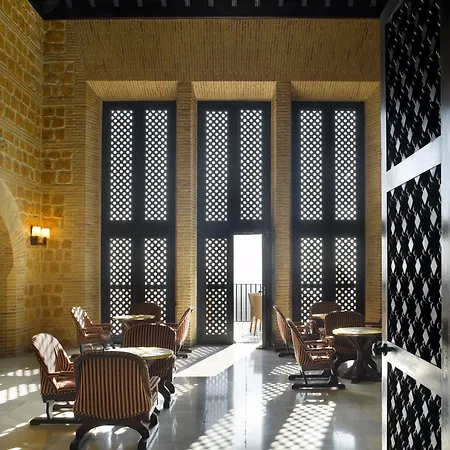 호텔 파라도르 데 4*